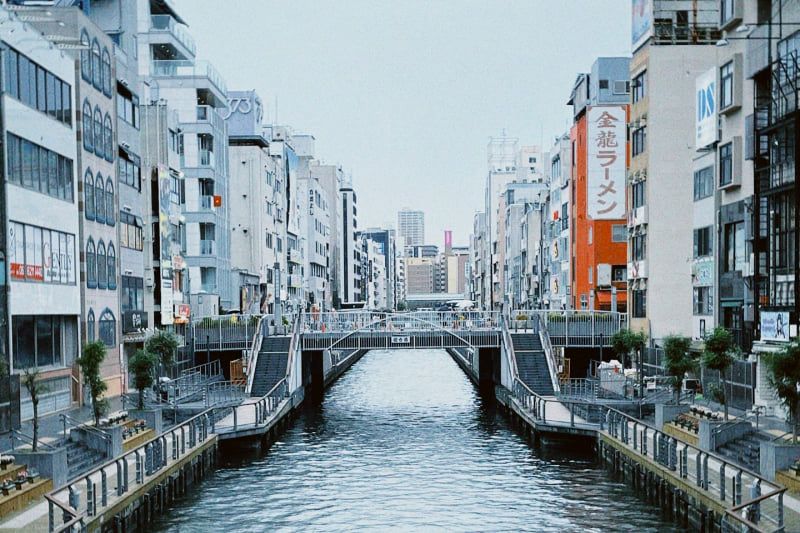 川を挟んだ繁華街の様子。大阪・道頓堀