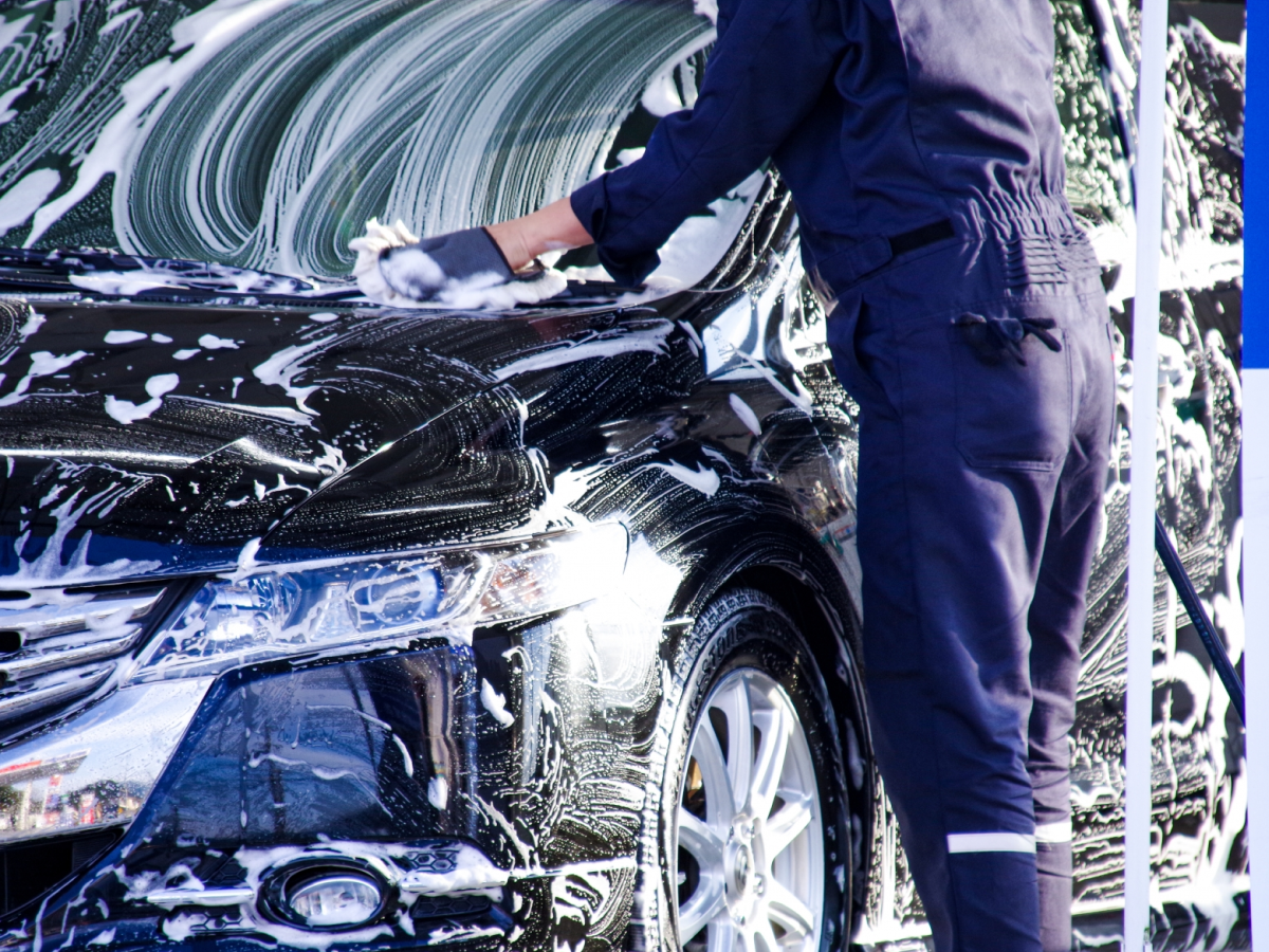 車を洗車している様子