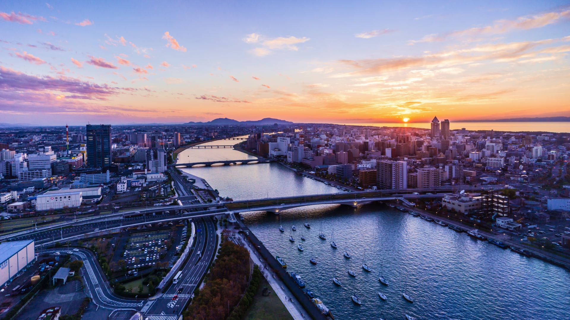 新潟市の風景。信濃川と柳都大橋を上空から見下ろした写真