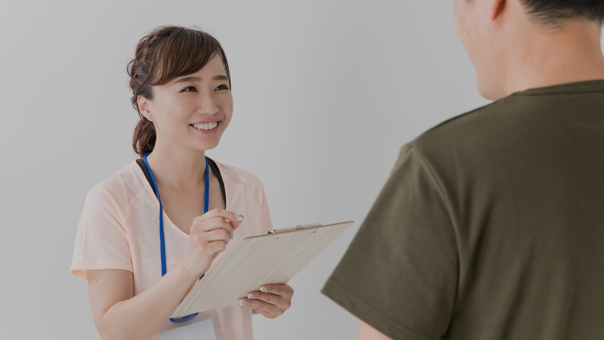 アンケートを取っている女性